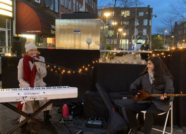Khorshid Dadbeh op tanbur en Muriel op digitale piano