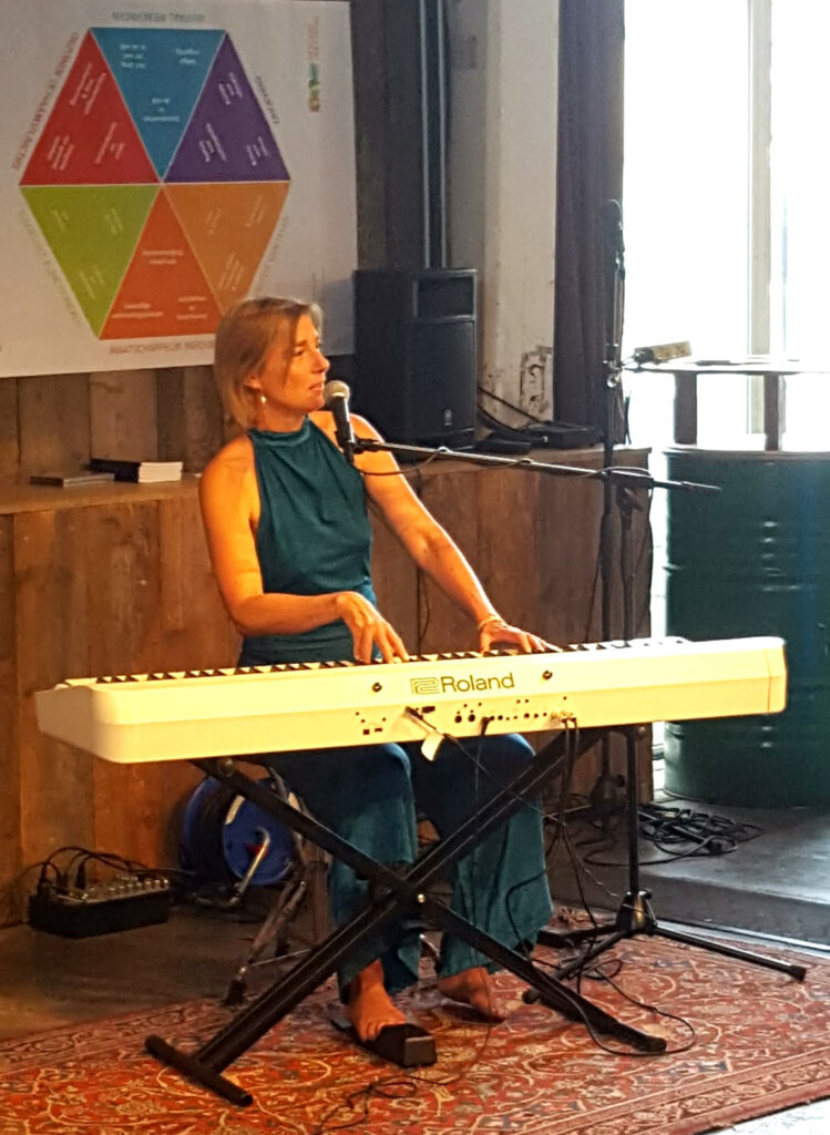 Muzikale omlijsting voor een event over gezond verstand - Muriel zingt en begeleidt zichzelf op piano